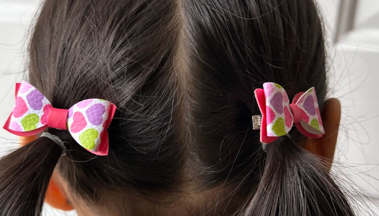 Multicolored hearts on hot pink 2pcs mini bows