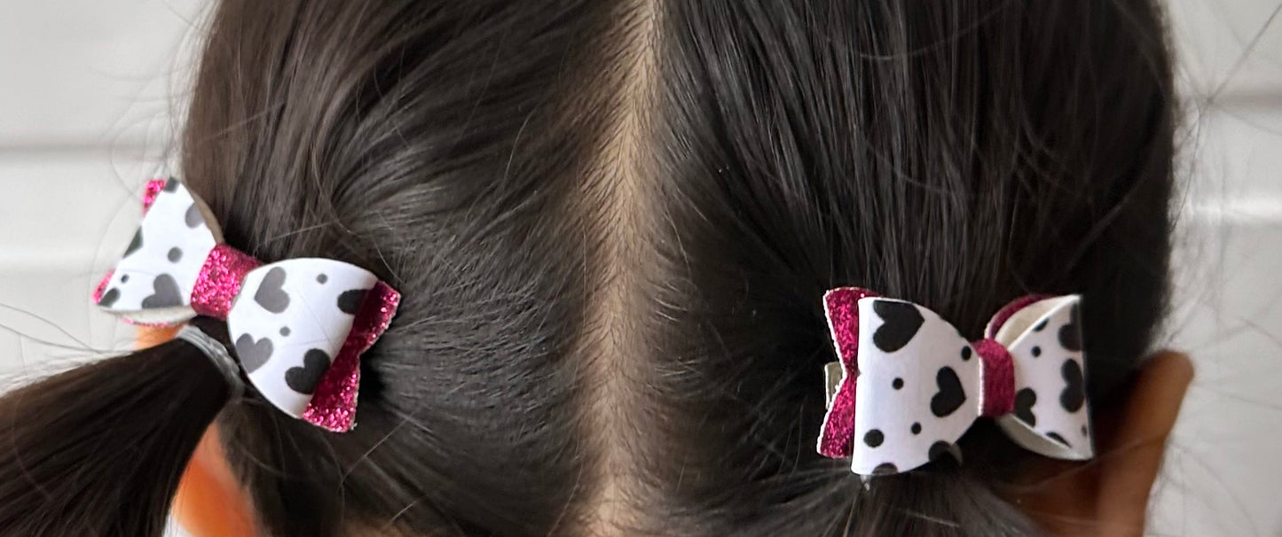 Black hearts on white and pink glitter 2pcs mini bows