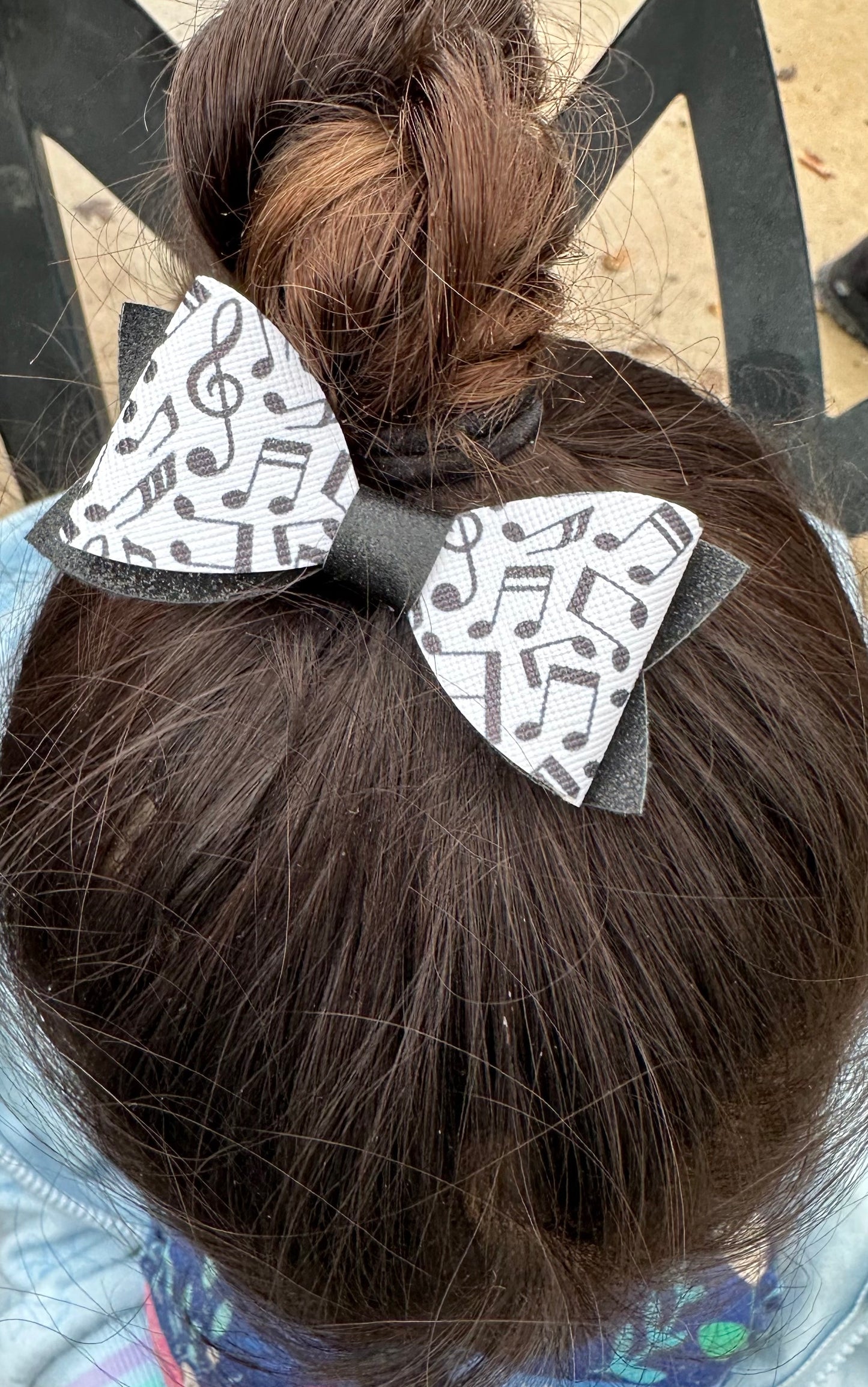 Black and white musical notes bow