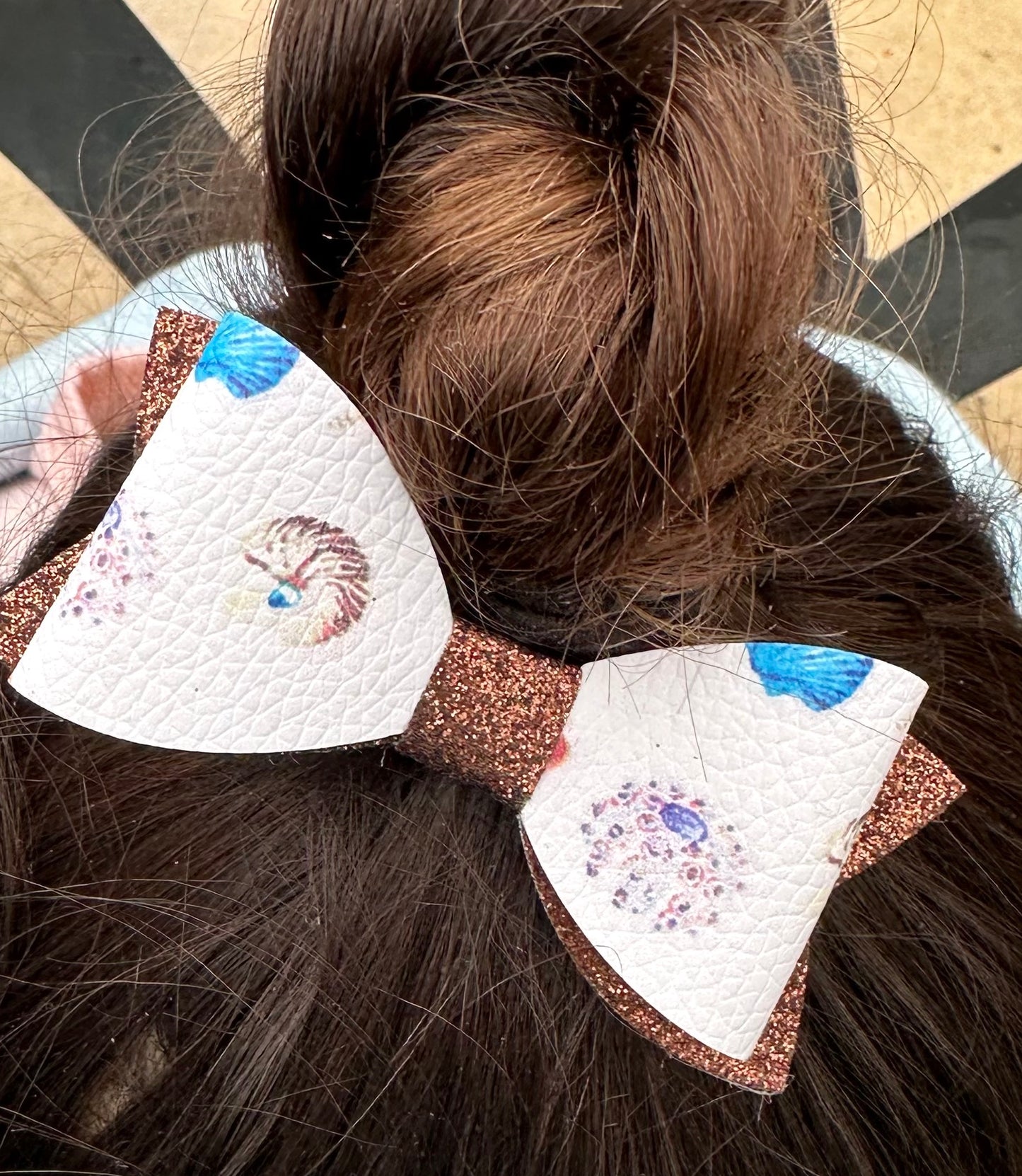 Seashell on brown glitter hair bow